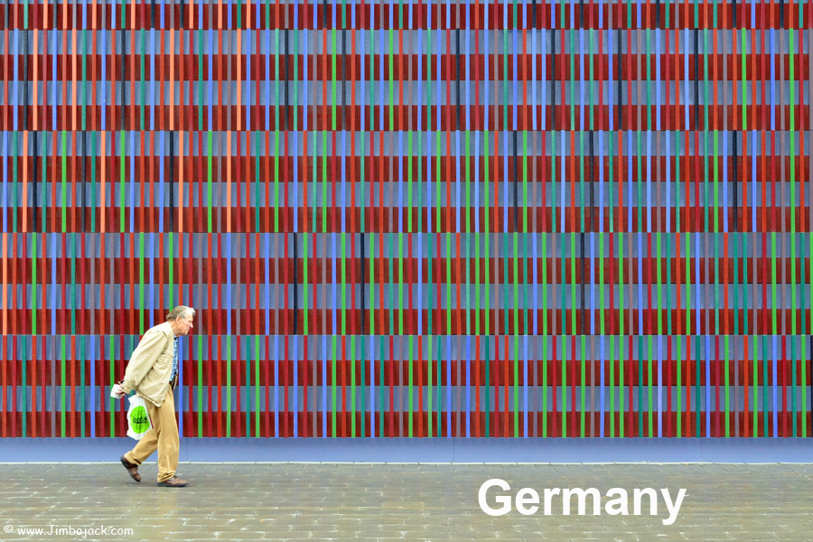 Index - Germany - Man walking in front of the Brandhorst Museum, Munich